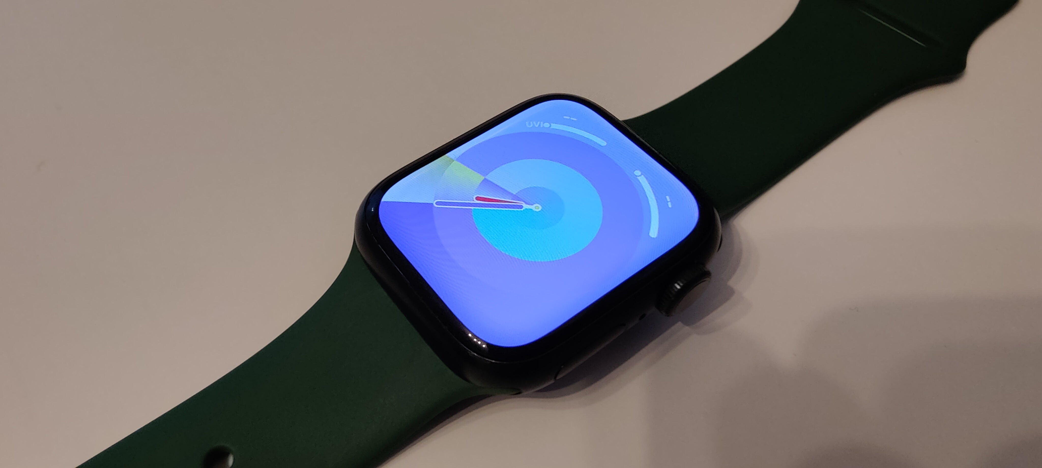 (Outlet) Apple Watch Series 7 41mm GPS Green Aluminum With Clover Sport Band + 4 Extra Bands