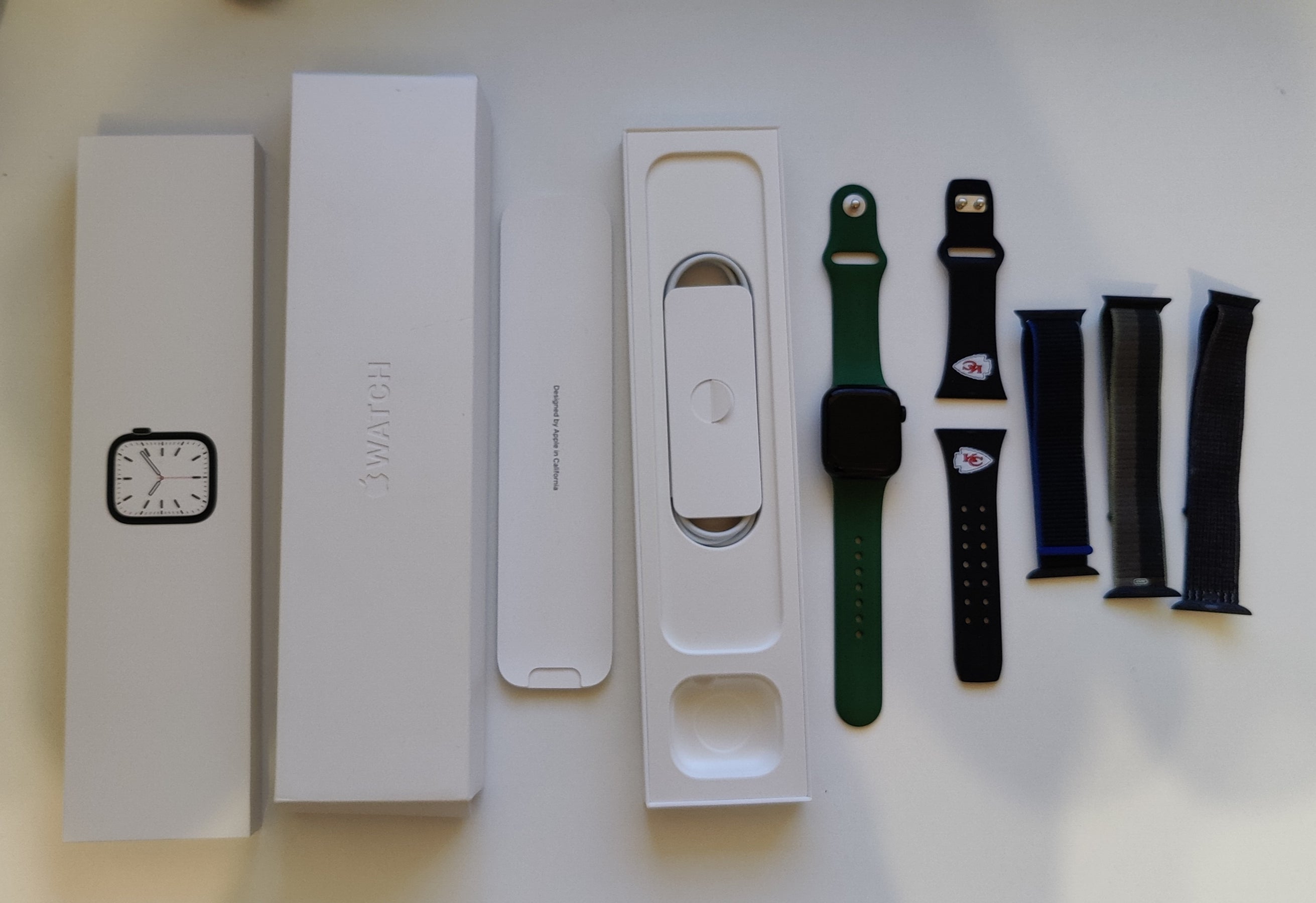 (Outlet) Apple Watch Series 7 41mm GPS Green Aluminum With Clover Sport Band + 4 Extra Bands